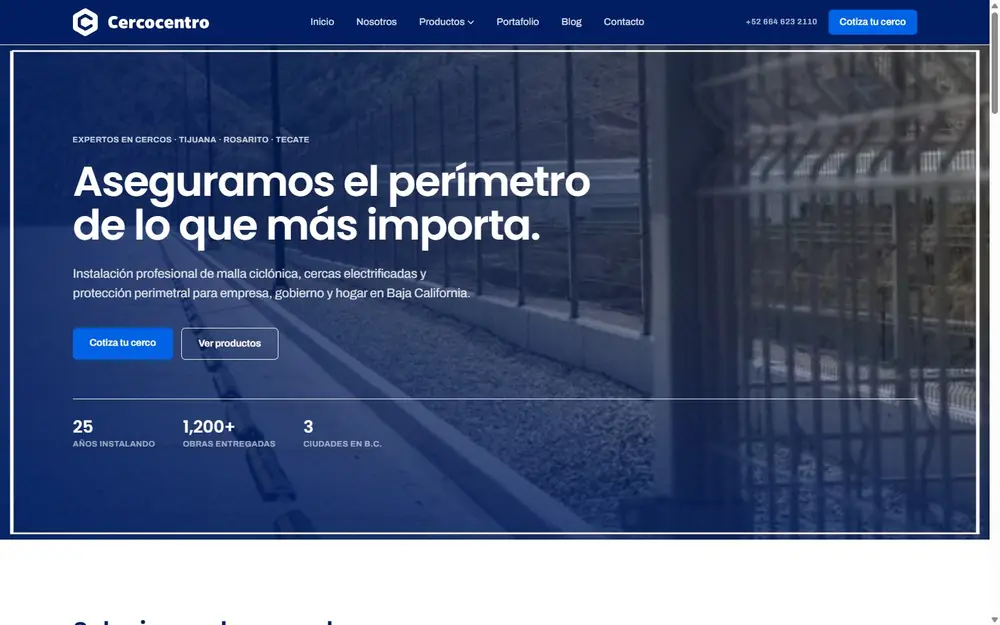 Nuevo sitio de Cercos Universal en azul: hero “Aseguramos el perímetro de lo que más importa”.