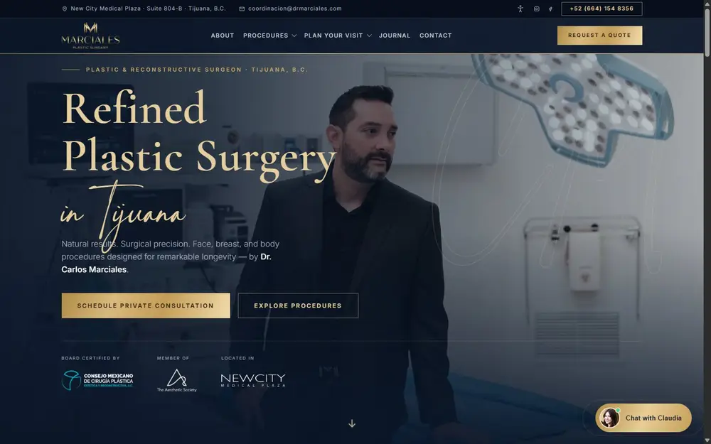 Portada de Marciales Plastic Surgery: hero de lujo en azul marino y oro con el Dr. Carlos Marciales.